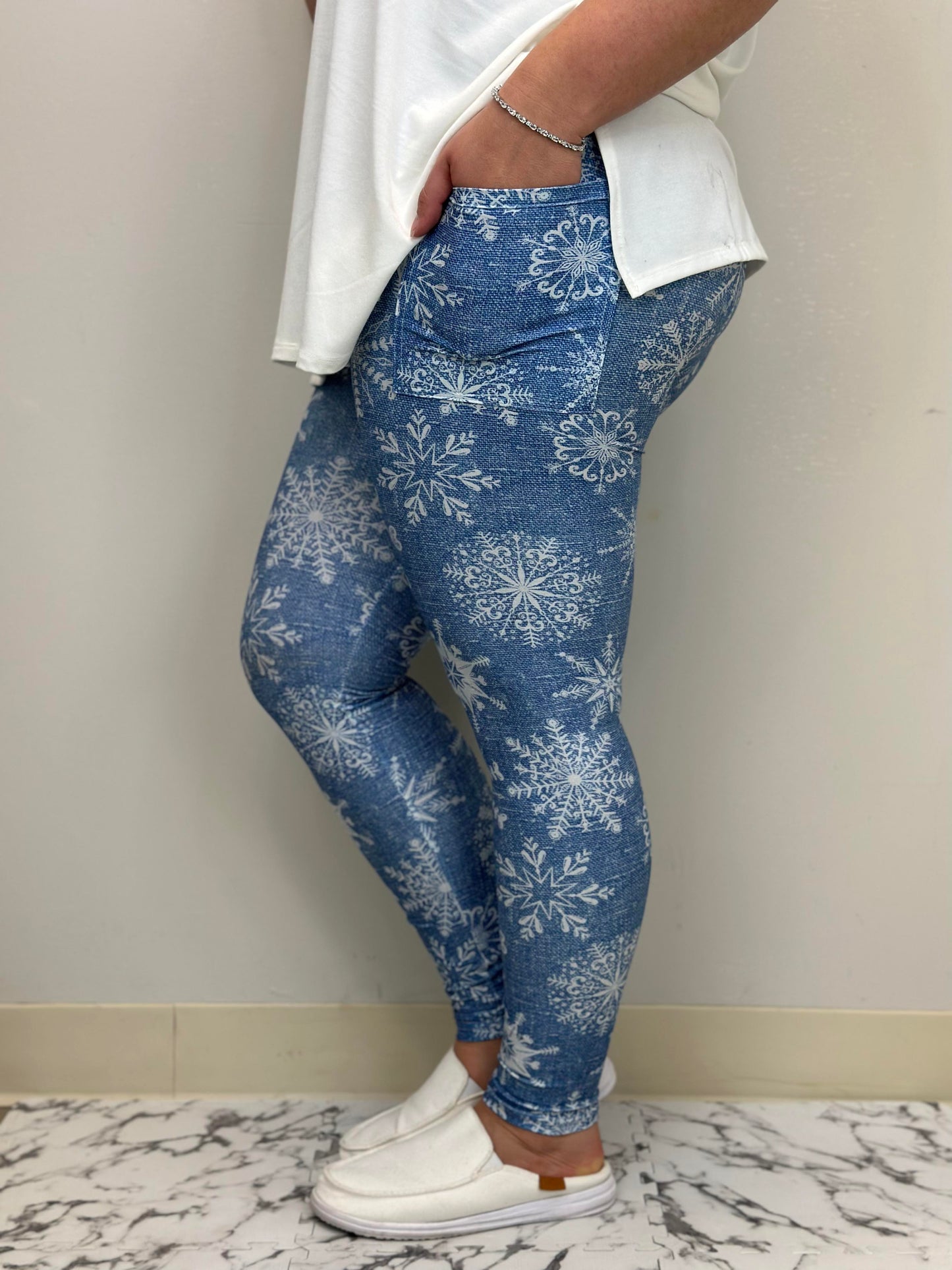 Light Snowflake Leggings w/ Pockets